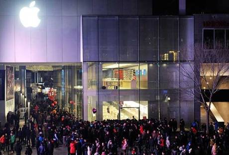 iPhone 4S發(fā)售時，北京三里屯蘋果店外徹夜等候的人群
